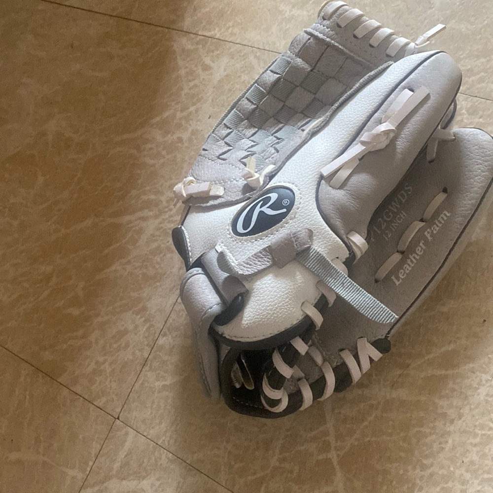 Soft ball fast pitch glove , brand new never worn